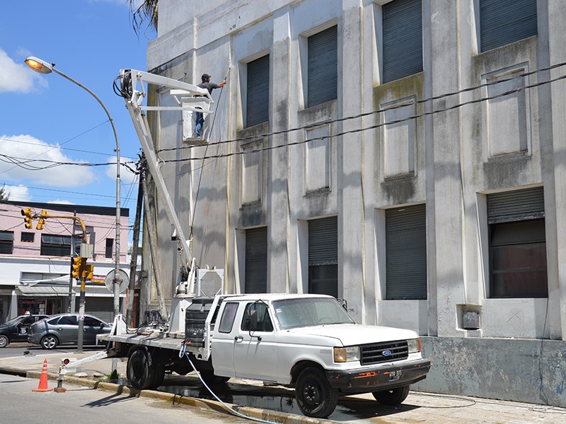 Comenzaron los trabajos de refacción en el edificio de Montevideo y 12 enmarcados en el programa "Escuelas a la obra"